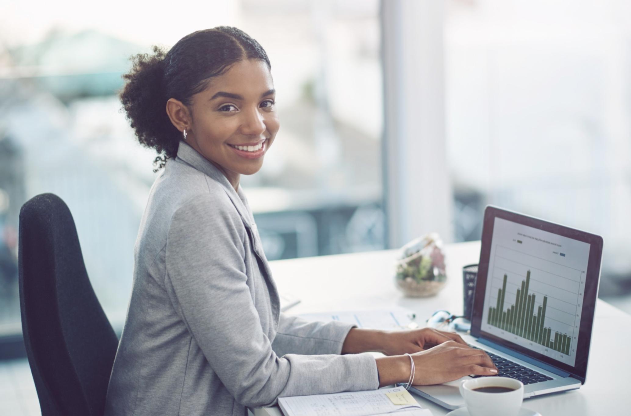 Echipa xelonurath lucrând la strategii bugetare