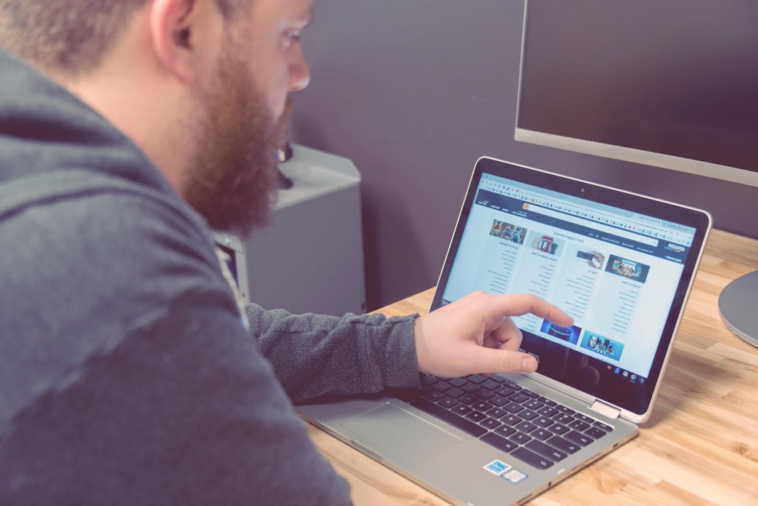 Analiză bugetară detaliată pe documente și laptop